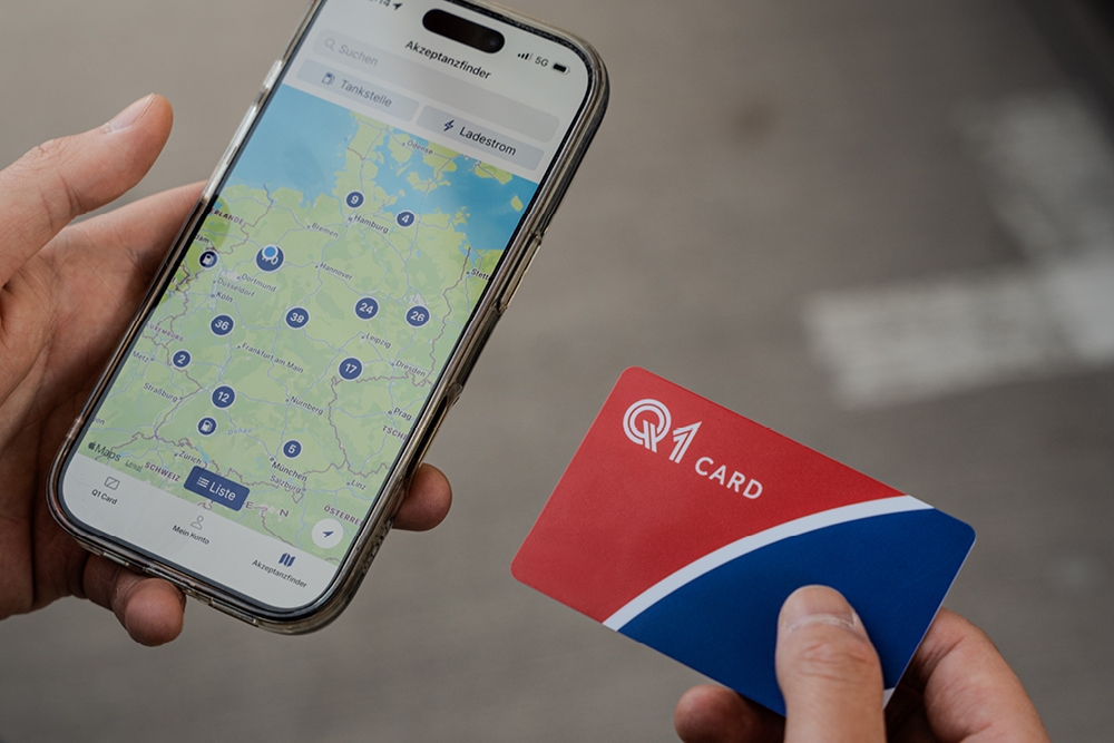 Die Q1 Card neben der Q1 App
